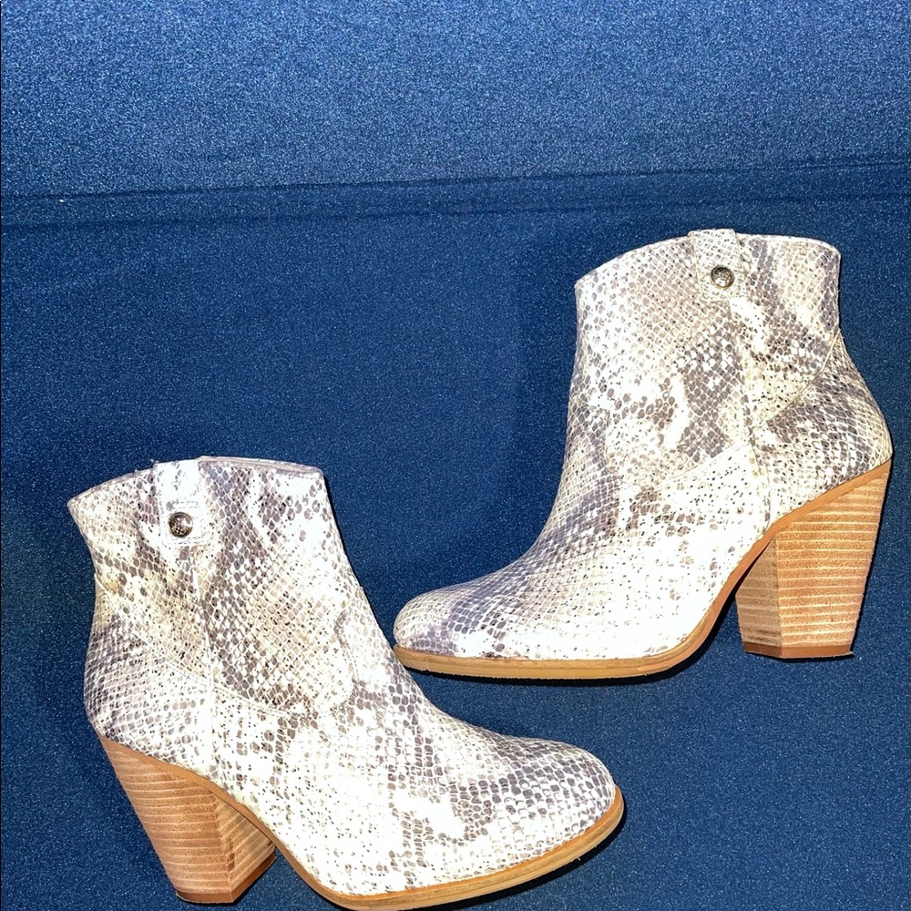 VINCE CAMUTO Natural Spark Enchanted Snake Booties